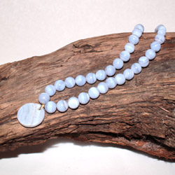 Collier en perles de Calcédoine bleue avec pendentif  en calcédoine BC126