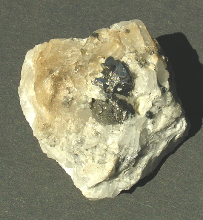 Carrollite, (Carrolite) cristal sur gangue de calcite M1058