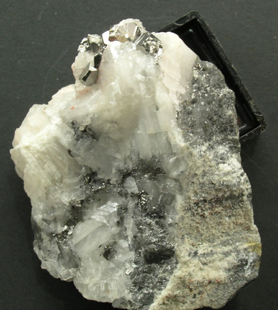 Carrollite, (Carrolite) cristal sur gangue de calcite M1059