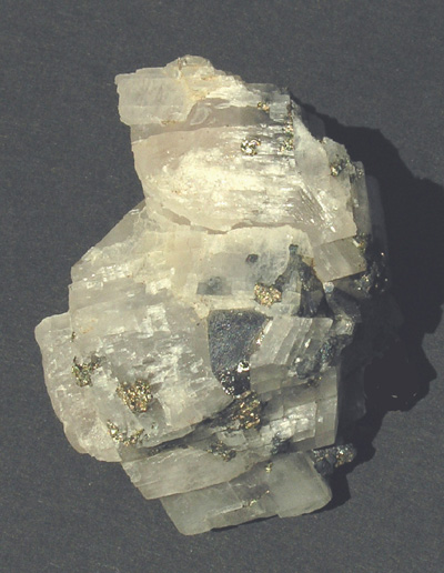 Carrollite, (Carrolite) cristal sur gangue de calcite M1060