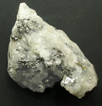 Carrollite, (Carrolite) cristal sur gangue de calcite M1062