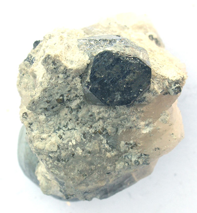 Carrollite, (Carrolite) cristal sur gangue de calcite M1066