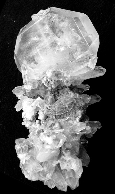 Quartz ou Cristal de Roche  (avec cristaux bi terminés) M884