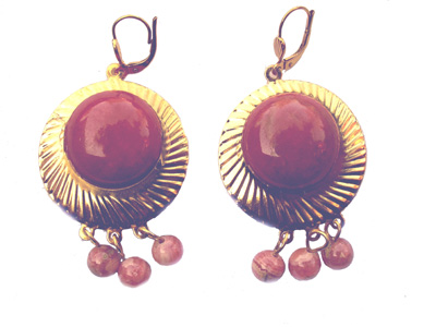 Boucles d\'oreilles métal doré de Rhodonite et Rhodochrosite