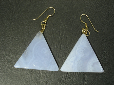 Boucles d\'oreilles métal doré de Calcédoine Bleue