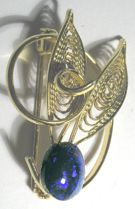 Broche métal doré avec opale noire