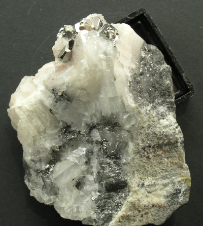 Carrollite, (Carrolite) cristal sur gangue de calcite