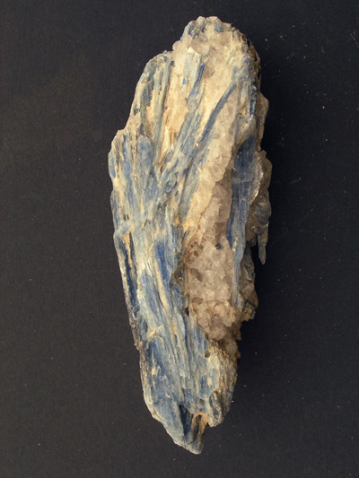 Kyanite (Cyanite) ou Disthène sur quartz