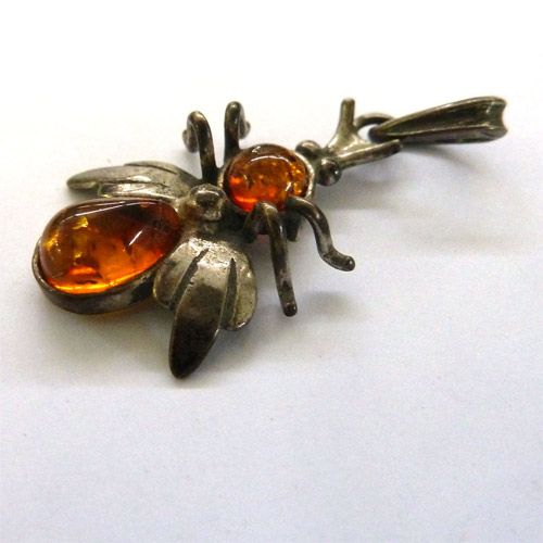 Pendentif abeille d\'argent et ambre