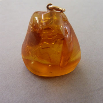 Pendentif d\'ambre brute polie