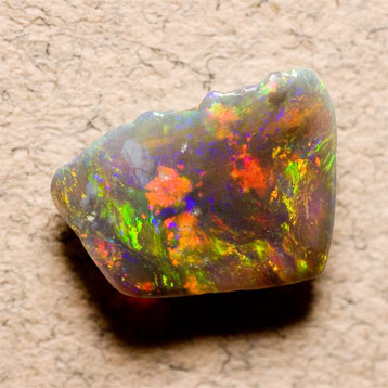 Opale mi-noire libre semi-brute 0.54ct 