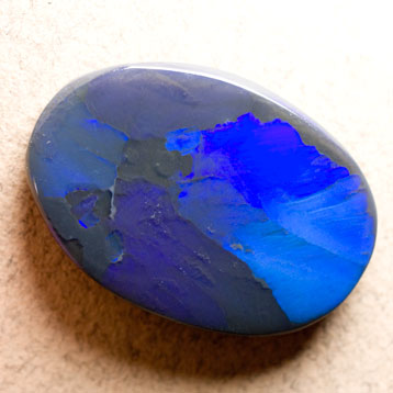 Grande opale noire bleu marine et verte 8.91 carats 21.8 x 15.1 mm