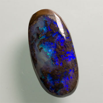 Opale boulder bleu violette et verte 5.67 ct 17.6 x 8.75mm