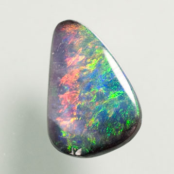 Opale boulder triangle verte et rouge 1.14 ct 8.5 x 5.6 mm