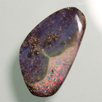 Opale boulder violette et rouge 3.5 ct 18 x 10.1 mm