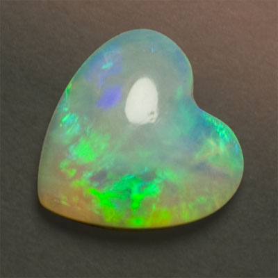 Opale cristal coeur verte et bleu 0.7 ct 7 x 7 mm