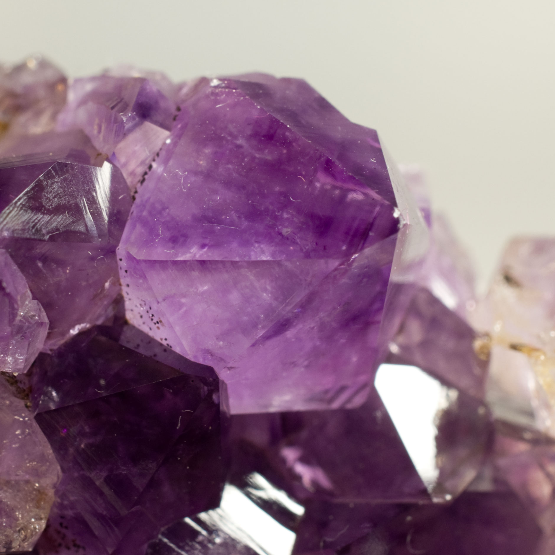 M2866 Druse Amas Cristaux Amethyste Uruguay 832g 14x11cm Detail Un Cristal